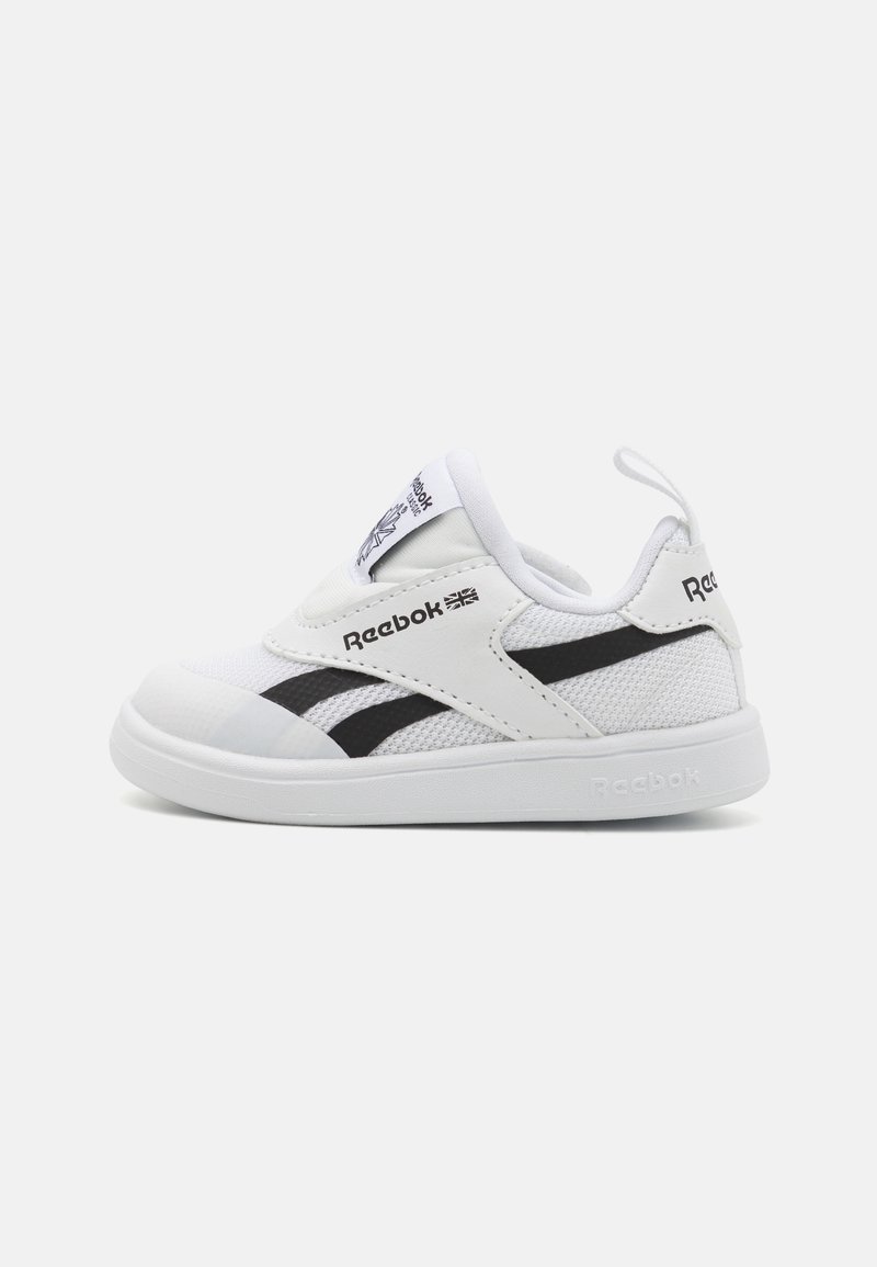 Bijele tenisice s gornjim dijelom od mrežastog materijala, crnim prugastim detaljima, dizajnom bez vezica, podstavljenim okovratnikom i kukicom na stražnjem dijelu. Reebok logo sa strane.