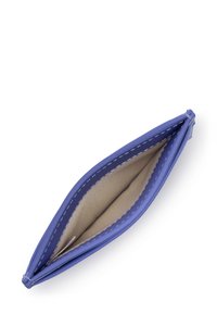 Borsa a pouch in ecopelle viola con una texture liscia, chiusura con zip e interno in tessuto beige chiaro; presenta cuciture bianche lungo i bordi.