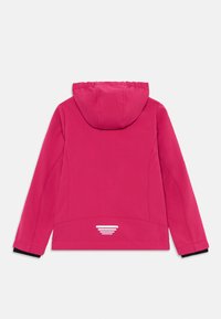 Helle pinke Kapuzenjacke von hinten gezeigt, mit langen Ärmeln und einem kleinen weißen reflektierenden Logo in der Nähe des unteren Saums.