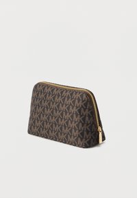 Kozmetička torbica od smeđeg tkanine s ponavljajućim uzorkom logotipa, zlatnim patentnim zatvaračem i strukturiranim oblikom s blago zaobljenim vrhom.