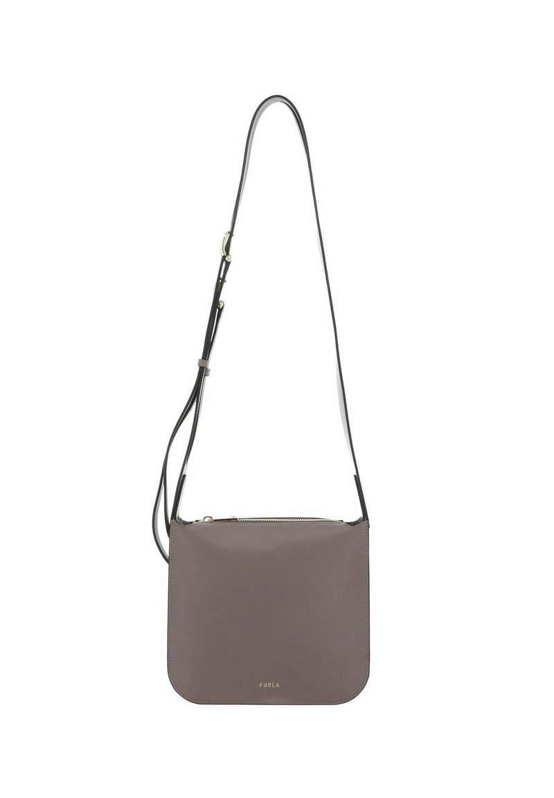 Bolso bandolera de cuero gris con textura suave, forma rectangular, correa negra ajustable y detalle de logo dorado. Cierre con cremallera.