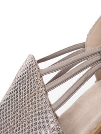 Beige sandaal met een voorzijde met een diamantpatroon van glinsterende steentjes en drie elastische bandjes die naar de enkel toe lopen, tegen een witte achtergrond.