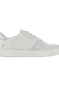 Ljust grå sneakers i läder och mocka, med en slät design, rund tå, snörning fram och en strukturerad vit sula med logodetalj.
