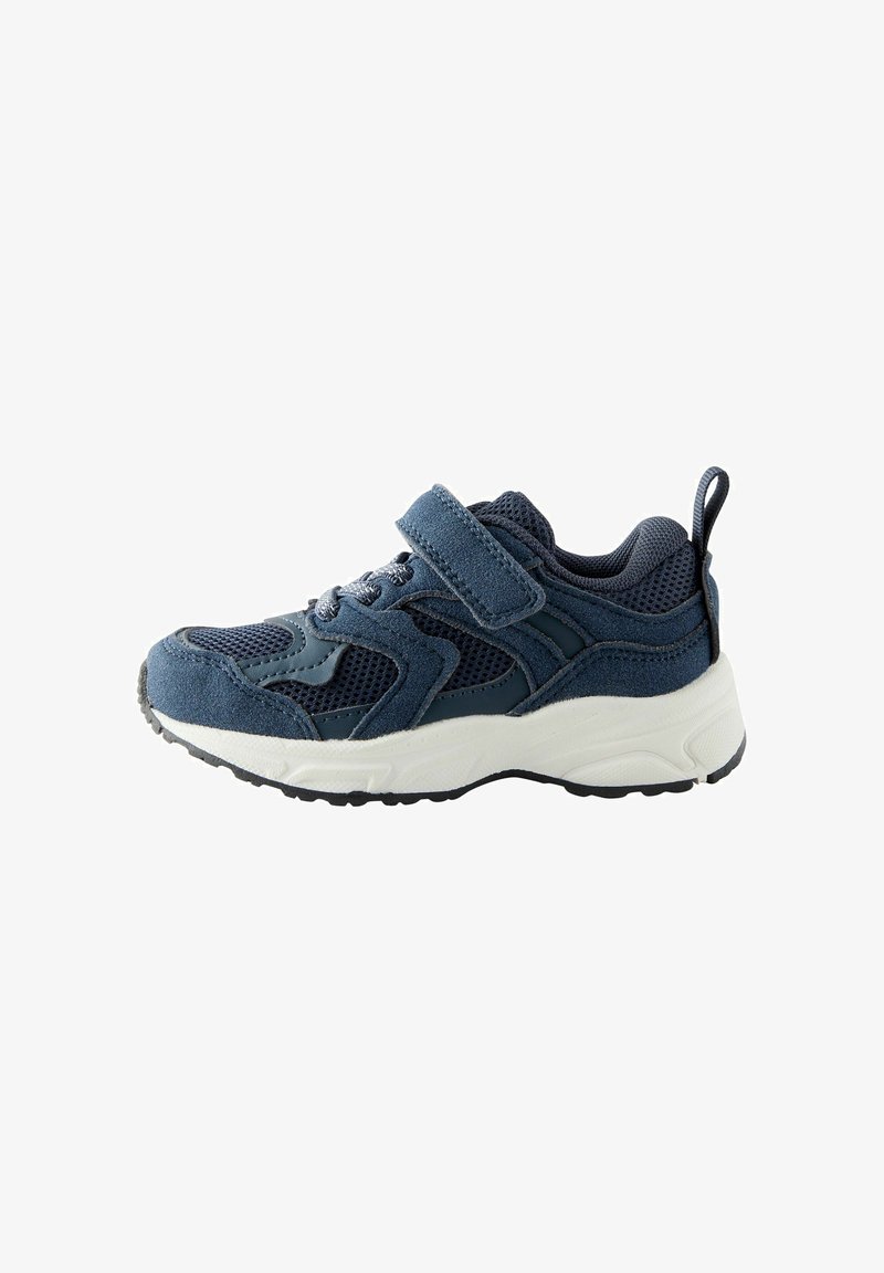 Blauer Sneaker mit einem Obermaterial aus Mesh und Wildleder, gepolstertem Kragen, Klettverschluss und strukturiertem Gummi sohle. Akzentuiert mit einer weißen Zwischensohle.