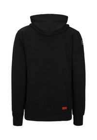 Zwarte hooded sweatshirt gezien vanuit de achterkant, met lange mouwen en kleine oranje labels op de manchetten en zoom.
