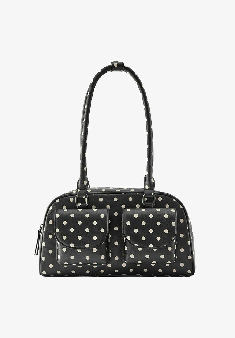 Sac à main noir à pois blancs avec deux poches avant et une longue bandoulière double.