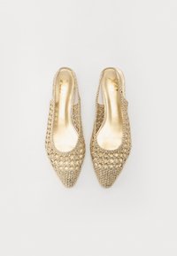 Chaussures slingback en or avec un bout pointu, un design en maille structurée et une doublure intérieure lisse. Présente un motif de tissage ouvert décoratif.