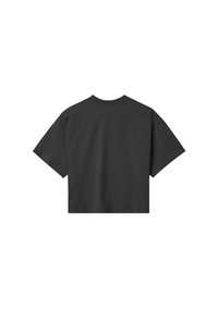 Czarnoszary skrócony t-shirt wykonany z bawełny, z krótkimi rękawami i okrągłym dekoltem. Gładka faktura bez wzorów i akcentów.