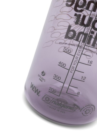Vijolična plastična steklenica za vodo z merilnimi oznakami, oznako brez BPA in logotipom Nalgene. Cevasta oblika z teksturirano površino.