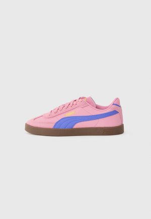 Zapatillas de ante rosa con acentos azules, que presentan una suela de goma marrón y un acabado texturizado. Cierre de cordones y detalle del logo en el lateral.