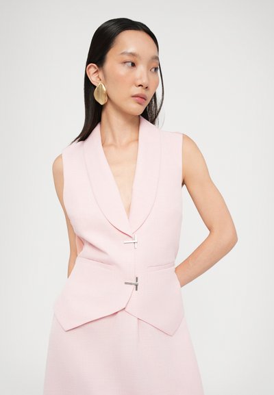 Blazer senza maniche rosa pallido con colletto a scialle, dettagli in metallo argentato e due tasche frontali; design strutturato con una silhouette aderente.