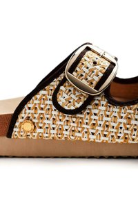 Sandal in tessuto beige e bianco con un bordo marrone scuro, dotata di una grande fibbia metallica e un plantare testurizzato per una migliore presa. Logo del brand visibile.