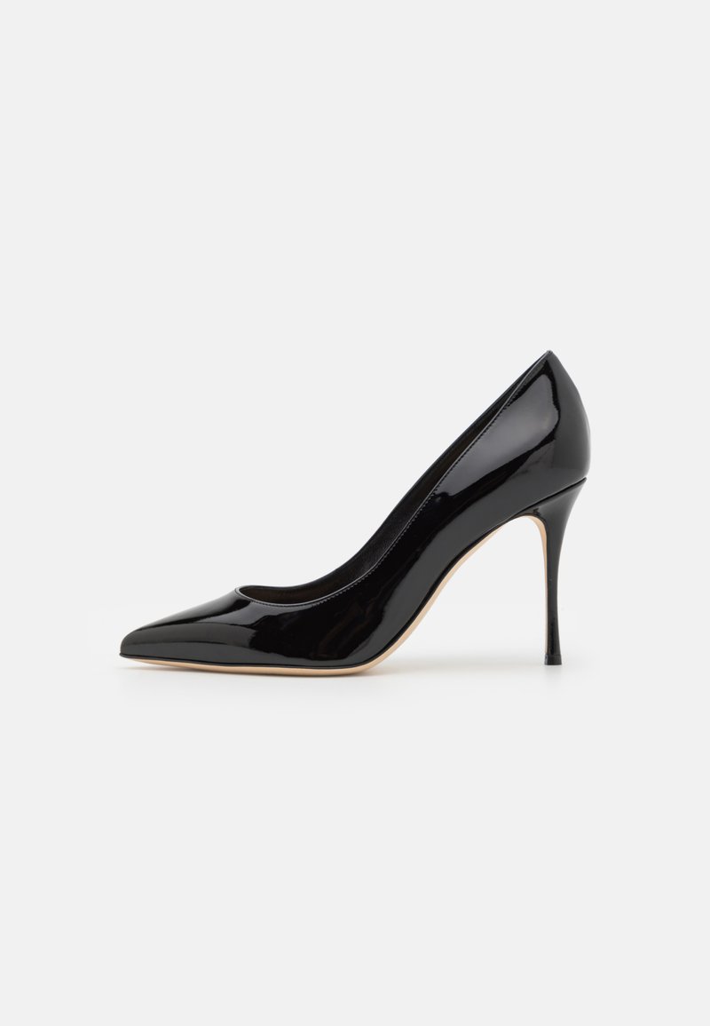 Melnas laku ādas augstpapēžu kurpes ar norādītu purngali, glītu dizainu un stiletto papēdi; gluda tekstūra un eleganta silueta.