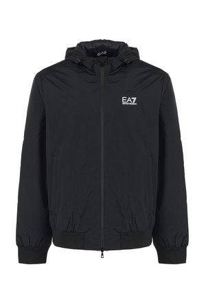 Svart hettejakke med elastiske mansjetter og nederkant, med frontglidelås og brodert EA7-logo på venstre bryst. Lettvektig stoff.