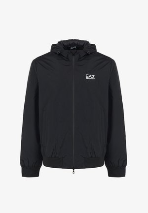 Čierna kapucňová bunda s elastickými manžetami a spodným lemom, s predným zipsom a vyšívaným logom EA7 na ľavom prsníku. Ľahký materiál.