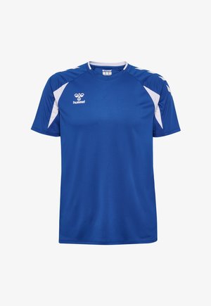 Niebieska sportowa koszulka z białymi paskami w kształcie szewronu na ramionach oraz białymi akcentami pod pachami, z logo hummel na piersi.