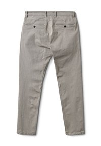 Pantaloni gri, cu textură, cu design drept al piciorului. Au două buzunare la spate cu închideri cu nasturi negri și bucle pentru curea la talie.