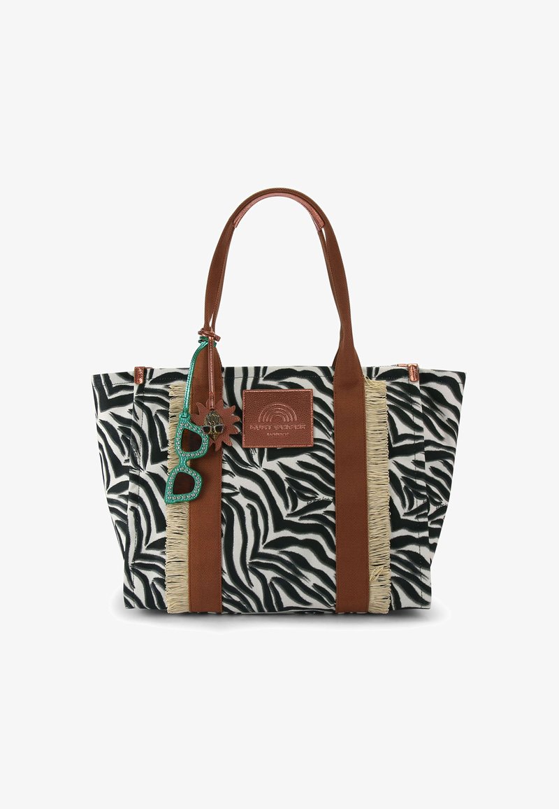 Sac fourre-tout à imprimé zèbre avec poignées et bordures marron, accents en franges beige, et un porte-clés à breloque lunettes de soleil vert attaché à une poignée.