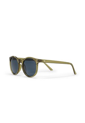 Lunettes de soleil rondes avec une monture en plastique vert olive, des verres teintés foncés et des branches fines, arborant un logo subtil sur le côté.