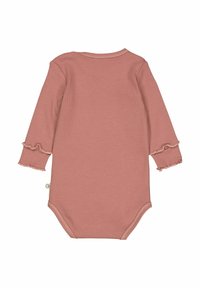 Różowy długi kombinezon z prążkowanej tkaniny, z falbankami przy mankietach i okrągłym dekoltem. Zapięcie na zatrzask na dole ułatwiające ubieranie. Wykonany z miękkiej bawełny.