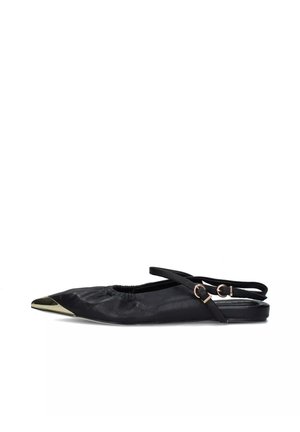 Scarpa slingback piatta nera con punta appuntita, dettaglio in metallo dorato e cinturini doppi regolabili con fibbia.