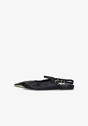 Scarpa slingback piatta nera con punta appuntita, dettaglio in metallo dorato e cinturini doppi regolabili con fibbia.