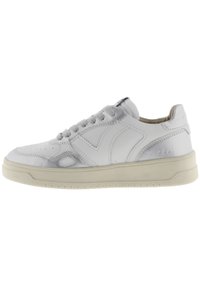 Sneaker bianco in pelle con finitura liscia, accenti grigi a contrasto, punta perforata e suola in gomma testurizzata. Design con lacci e colletto imbottito.