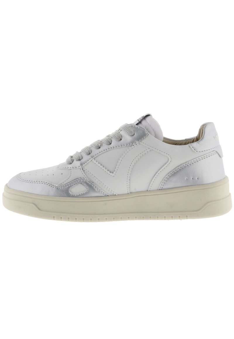 Sneaker bianco in pelle con finitura liscia, accenti grigi a contrasto, punta perforata e suola in gomma testurizzata. Design con lacci e colletto imbottito.