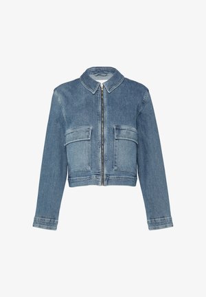 Lichtblauwe denimjas, cropped ontwerp met een ritssluiting aan de voorkant, kraag en twee grote voorzakken. Heeft klassieke stiksels en opgerolde mouwen.