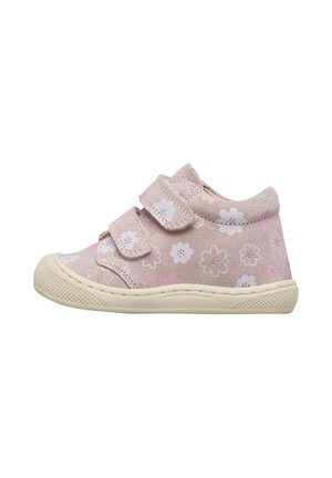 Sneaker da bambino in camoscio rosa con stampe floreali bianche e rosa chiaro, due cinturini regolabili in Velcro e suola in gomma beige.