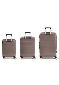 Tres piezas de equipaje en un acabado mate color taupe, con líneas texturizadas y asas negras, equipadas con cuatro ruedas giratorias para una fácil movilidad.