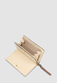 Beige leren portemonnee geopend met zicht op kaartsloten, druksluiting en een met stof gevoerd vak met ritssluiting en een bruine ritstrekker.