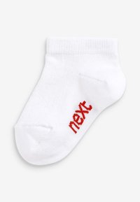 Weißer Knöchelsocke aus Baumwollmischung, hat einen gerippten Bund und das rote "next"-Logo an der Seite gestickt. Weicher Textur und sauberes Design.