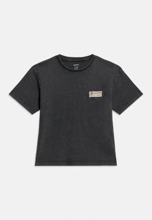 Sort kortærmet t-shirt med rund hals og en lille beige lap på brystet med teksten "SUMMER AT THE COAST" og en solgrafik.