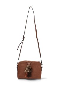 Bolso de hombro cruzado de cuero marrón con forma rectangular, superficie texturizada, correa ajustable y detalle de borlas multicolores.
