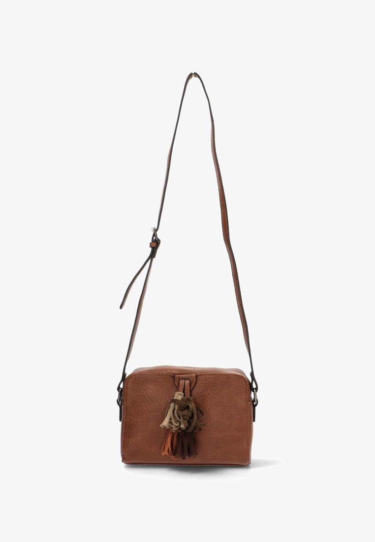 Bolso de hombro cruzado de cuero marrón con forma rectangular, superficie texturizada, correa ajustable y detalle de borlas multicolores.