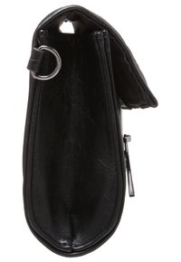 Borsa nera in pelle dalla forma rettangolare slim, con chiusura superiore a zip e un accento a forma di anello in argento. Texture liscia, dettagli minimi.