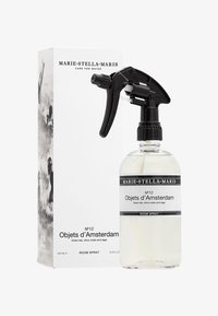Rumsspray i en klar flaska med en svart spraymunstycke. Lådan har en monokrom bild och är märkt "Objets d'Amsterdam", 500 ml.