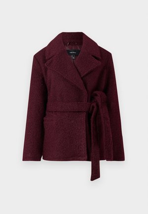 Bordeaux wikkeljas gemaakt van gestructureerde stof, met een notch kraag, zijzakken en een bijpassende riem die in de taille is geknoopt.