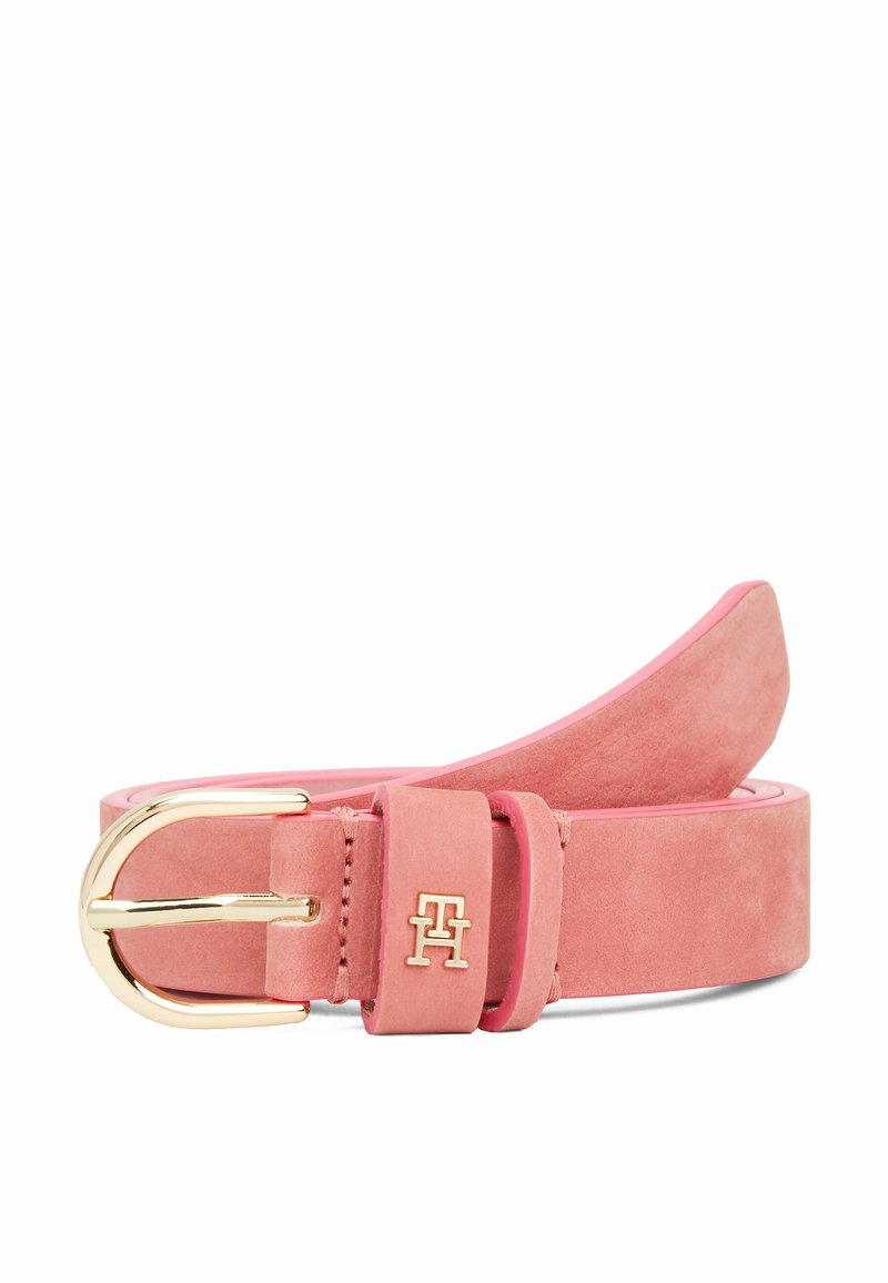 Roze suède riem met een goudkleurige metalen gesp en een gebrandmerkt band. Glad oppervlak, licht taps toeloopend ontwerp, met een gelaagde roze binnenrand.