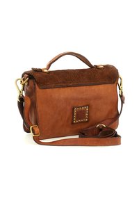 Borsa a spalla in pelle marrone e suede con manico superiore, borchie dorate e tracolla regolabile, appoggiata su uno sfondo bianco.