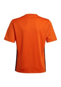 Camiseta deportiva de manga corta en color naranja, fabricada con un material transpirable; cuenta con rayas laterales negras y un cuello redondo. Detalle de malla texturizada en las mangas.