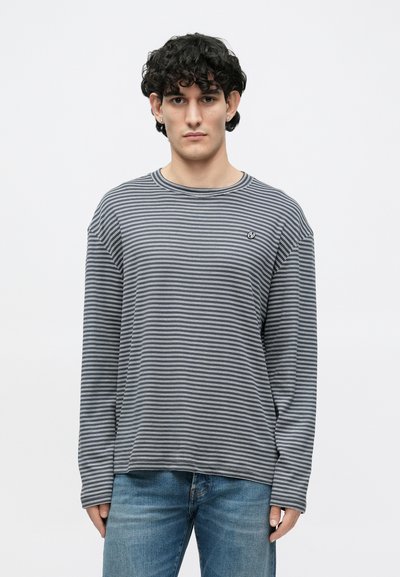 Hosszú ujjú, kék-fehér csíkos póló kerek nyakkivágással és kis logóval. Puha anyagból készült, laza illeszkedéssel és ejtett vállakkal.