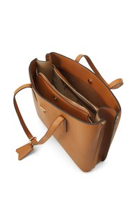 Borsa tote in pelle marrone con doppie maniglie, scomparti con zip e una finitura testurizzata. Include un'etichetta removibile e dettagli in hardware dorato.