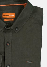 Dunkelgrünes Leinenhemd mit Button-Down-Kragen, orangen Akzenten an den Etiketten und den Knopfmitten sowie einem regulären Schnitt für zusätzlichen Komfort.
