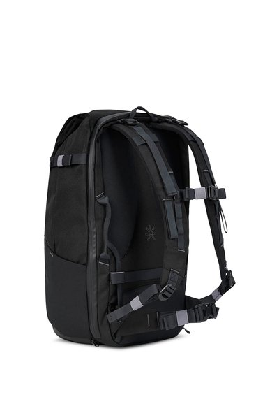 Mochila negra con correas acolchadas, cinturones ajustables para el pecho y la cintura, tela duradera, textura suave y diseño minimalista.