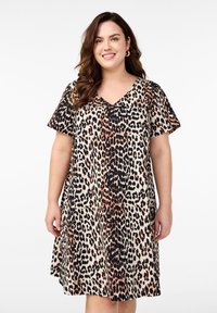 Sukienka w leopardzi wzór z dekoltem w serek, krótkimi rękawami i luźnym krojem. Kolory to beżowy, czarny i brązowy. Wykonana z miękkiej, lekkiej tkaniny.