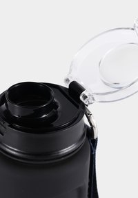 Schwarze Wasserflasche mit mattem Finish, klarem Flip-Top-Deckel und einem Seitenband mit einem Metallverschluss. Breiter Mund für einfaches Befüllen.