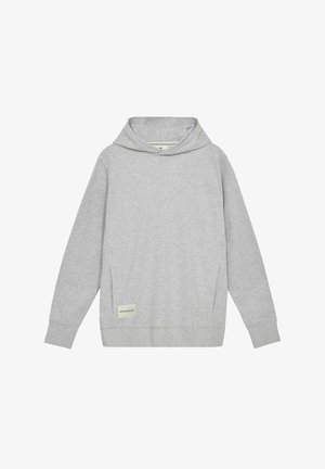 Grauer Kapuzenpullover mit einer Vorderstasche, gerippten Bündchen und einem kleinen Etikett auf der unteren linken Seite. Weicher Stoff überall.