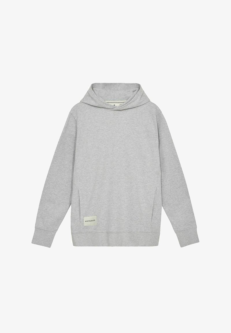Grauer Kapuzenpullover mit einer Vorderstasche, gerippten Bündchen und einem kleinen Etikett auf der unteren linken Seite. Weicher Stoff überall.